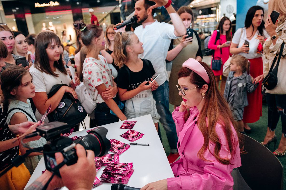 Sonia Plakdyuk&#039;s autograph session — Angry Birds 2 image-103