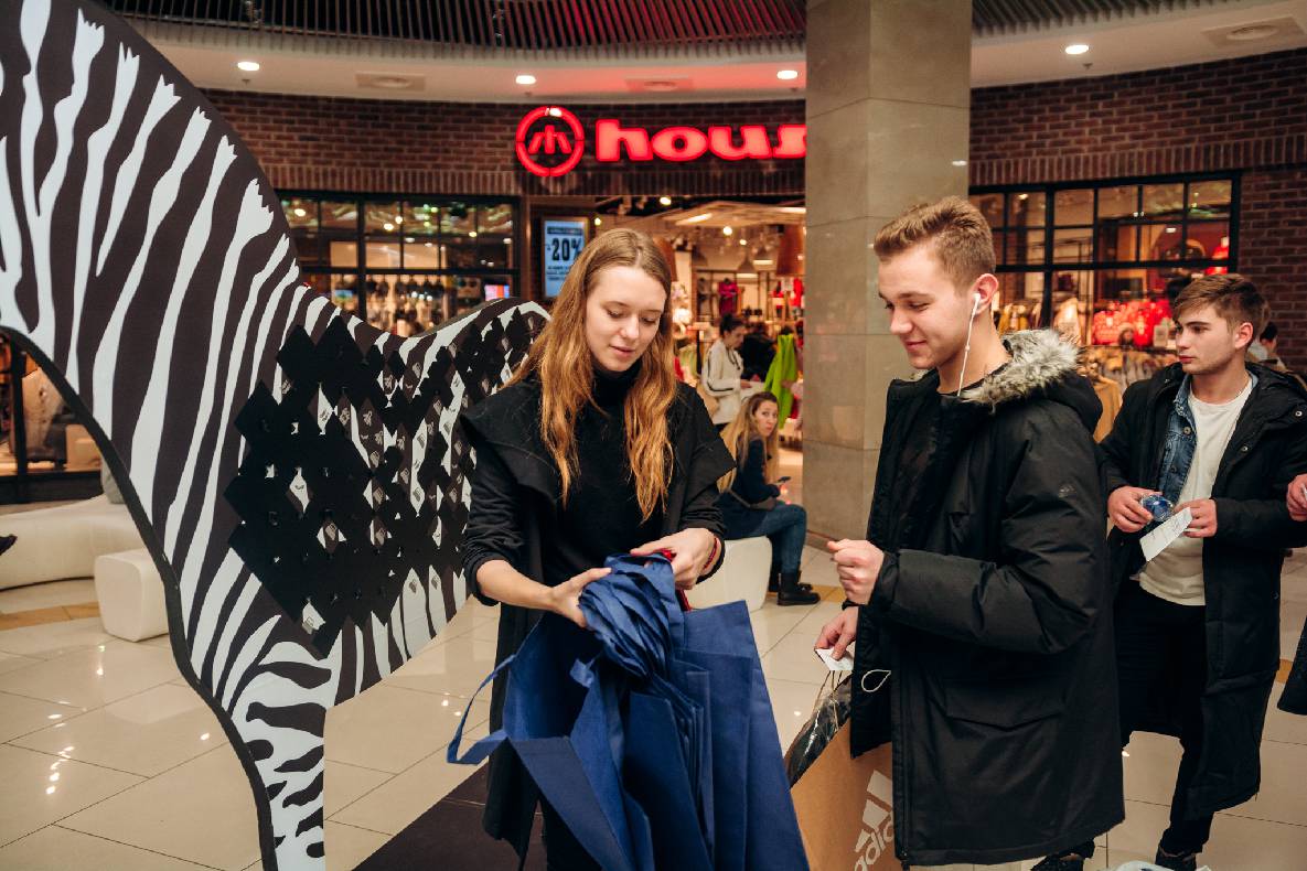 Чорна п&#039;ятниця 2019 — LAUD, автограф-сесія Євгена Кота і Ксенії Мішиной image-10