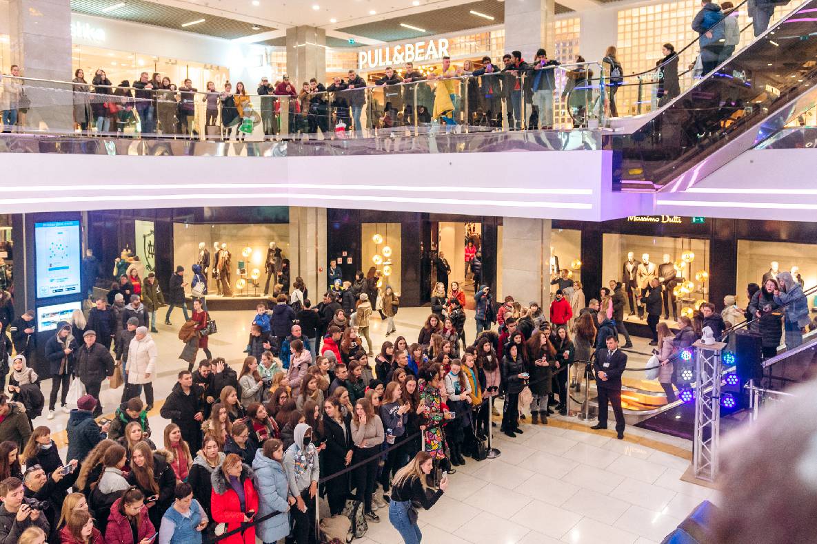 Чорна п&#039;ятниця 2019 — LAUD, автограф-сесія Євгена Кота і Ксенії Мішиной image-56