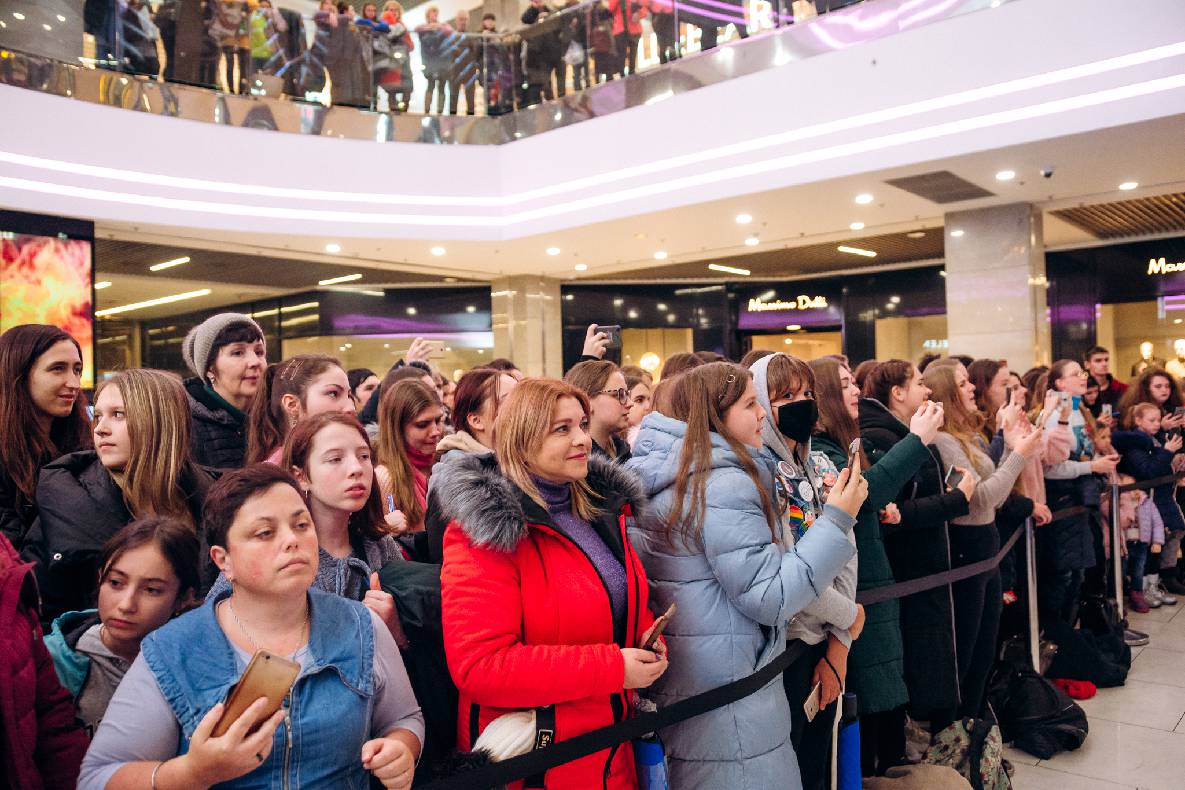 Чорна п&#039;ятниця 2019 — LAUD, автограф-сесія Євгена Кота і Ксенії Мішиной image-86