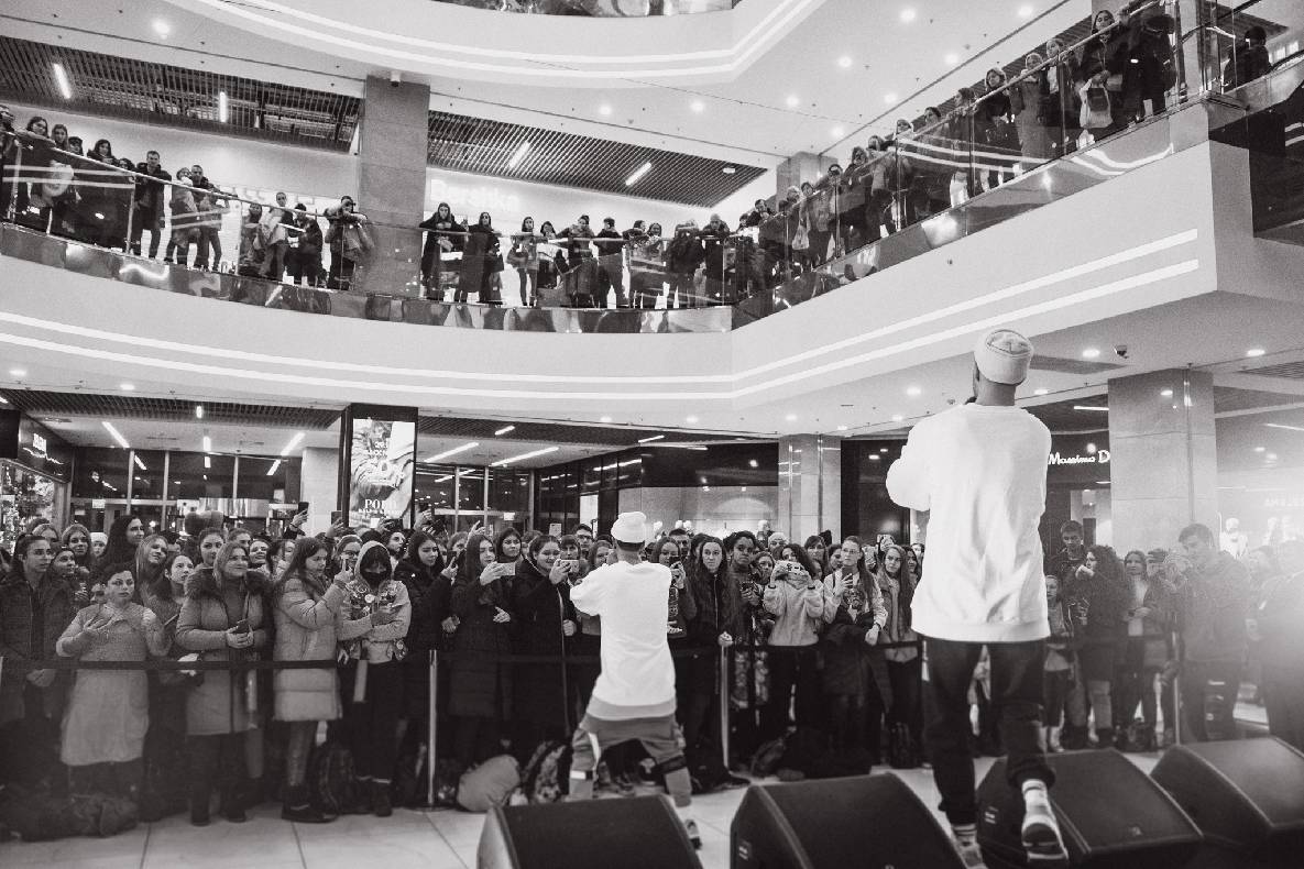 Чорна п&#039;ятниця 2019 — LAUD, автограф-сесія Євгена Кота і Ксенії Мішиной image-89