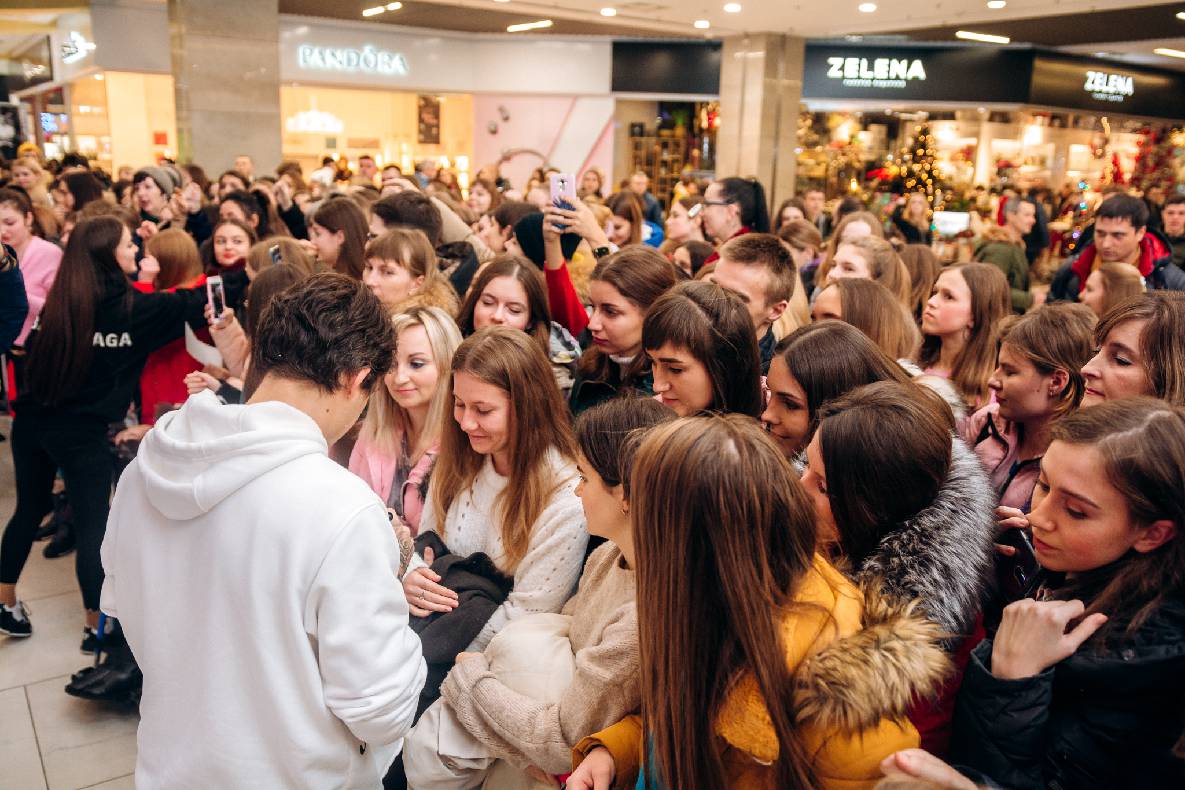 Чорна п&#039;ятниця 2019 — LAUD, автограф-сесія Євгена Кота і Ксенії Мішиной image-129