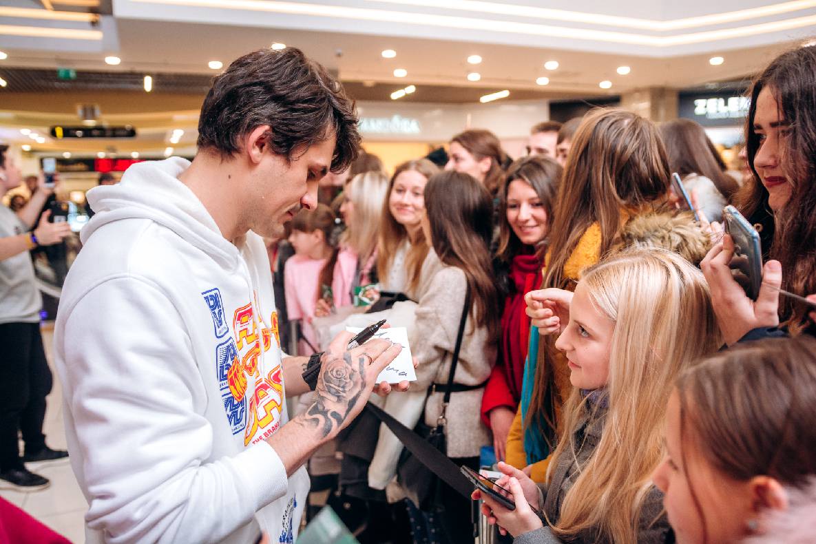 Чорна п&#039;ятниця 2019 — LAUD, автограф-сесія Євгена Кота і Ксенії Мішиной image-141