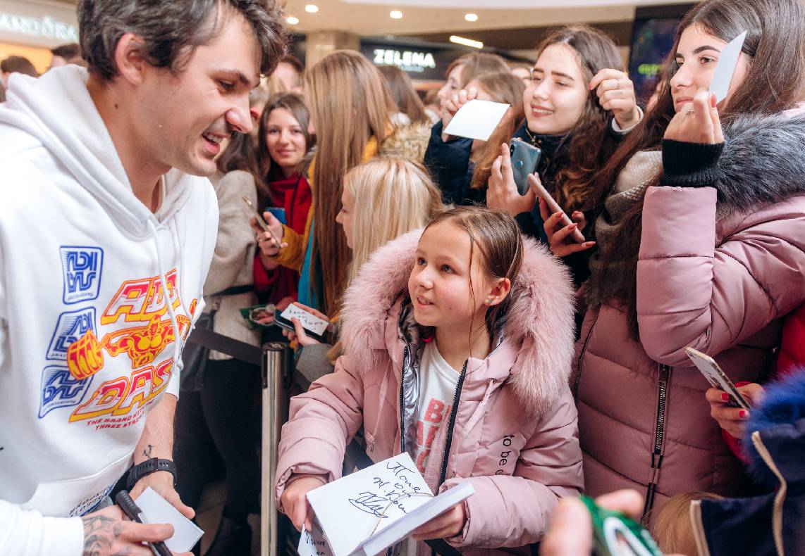 Чорна п&#039;ятниця 2019 — LAUD, автограф-сесія Євгена Кота і Ксенії Мішиной image-146