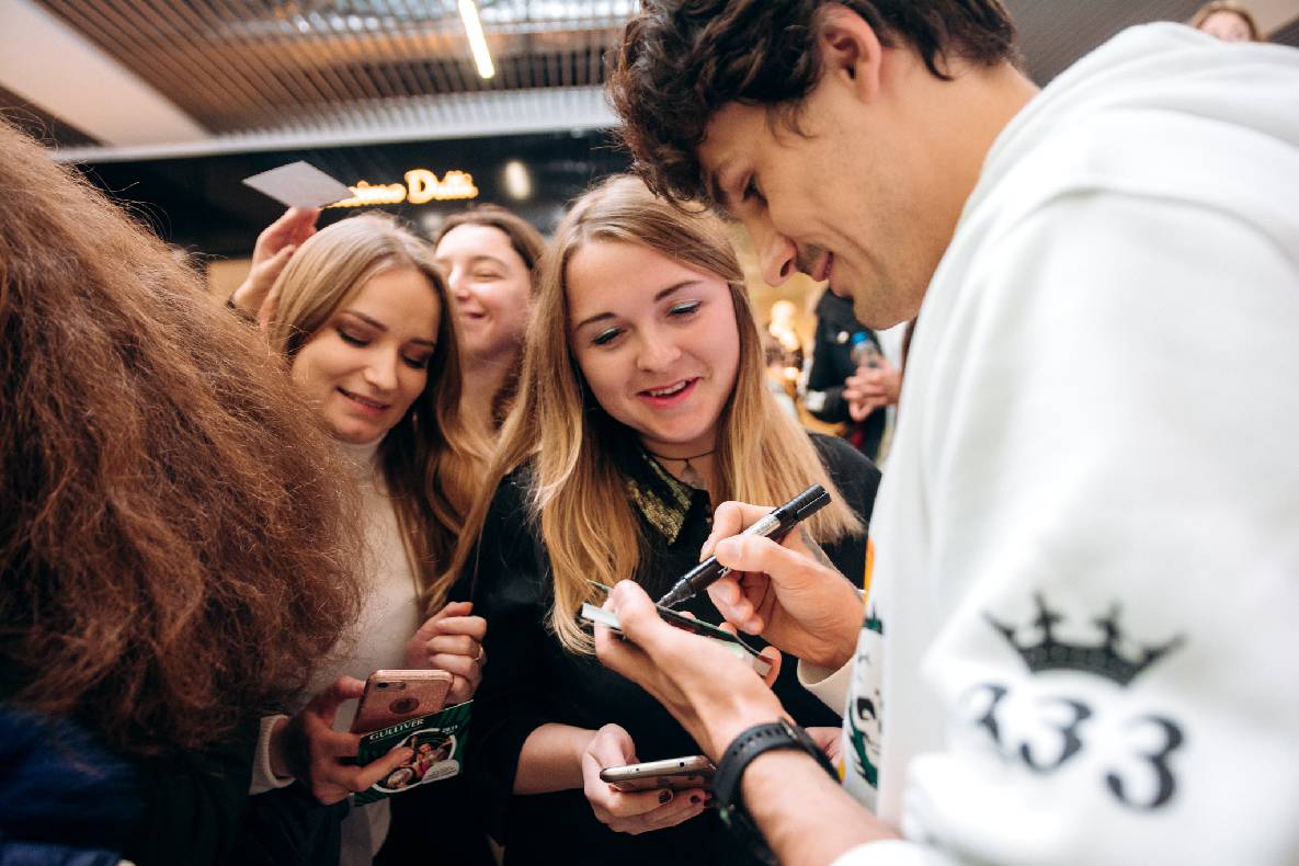 Чорна п&#039;ятниця 2019 — LAUD, автограф-сесія Євгена Кота і Ксенії Мішиной image-159