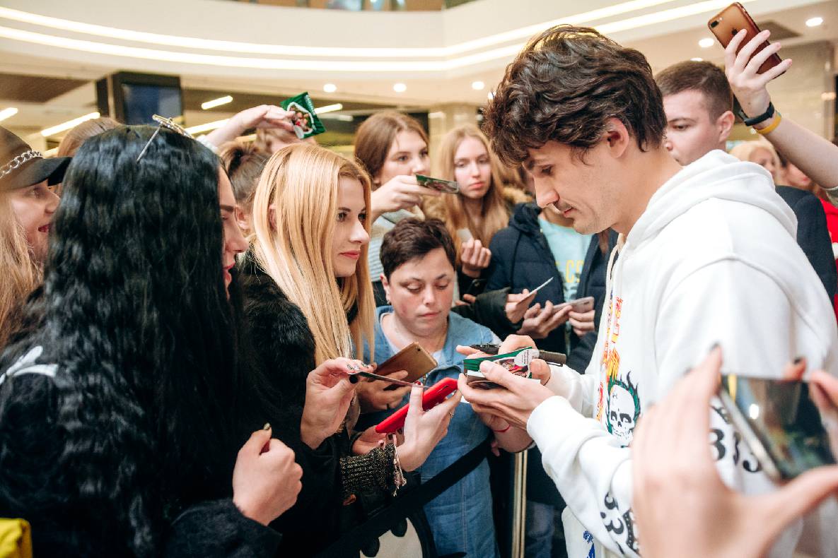 Чорна п&#039;ятниця 2019 — LAUD, автограф-сесія Євгена Кота і Ксенії Мішиной image-185