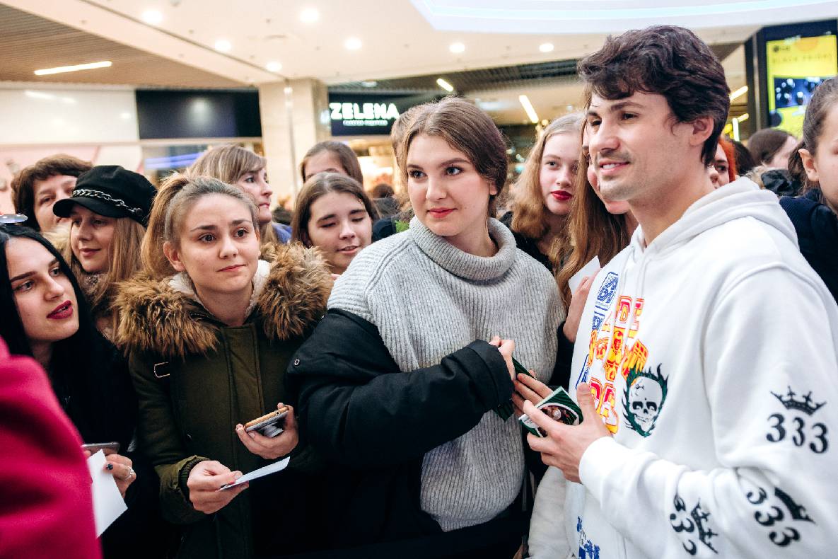 Чорна п&#039;ятниця 2019 — LAUD, автограф-сесія Євгена Кота і Ксенії Мішиной image-186