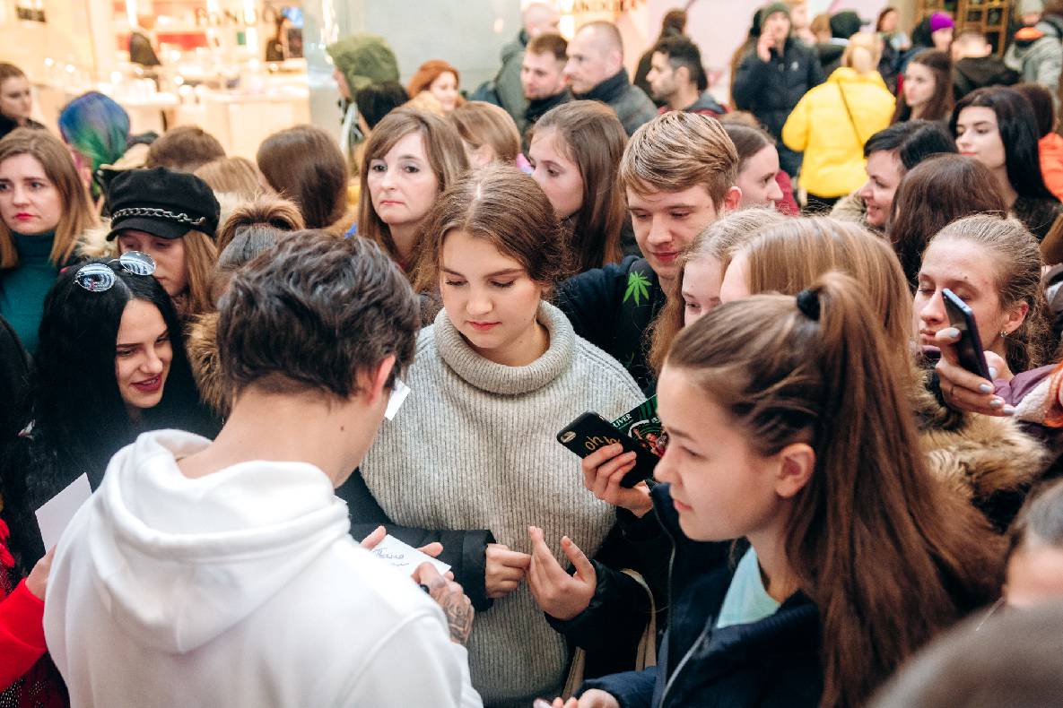 Чорна п&#039;ятниця 2019 — LAUD, автограф-сесія Євгена Кота і Ксенії Мішиной image-191