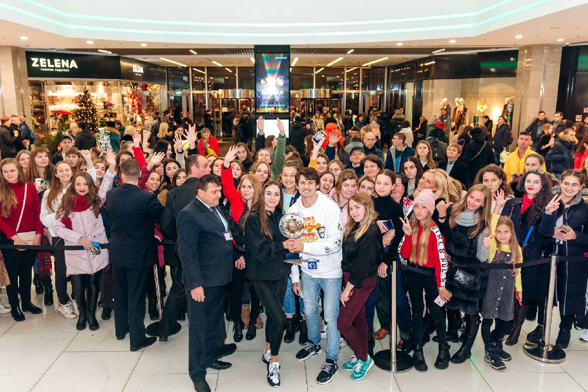 Чорна п&#039;ятниця 2019 — LAUD, автограф-сесія Євгена Кота і Ксенії Мішиной image-217