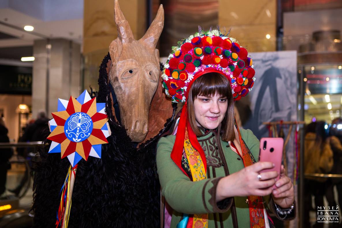 Заселфиться по-традиционному, или Как отметили Международный день музейных Селфи в Музее Ивана Гончара image-3