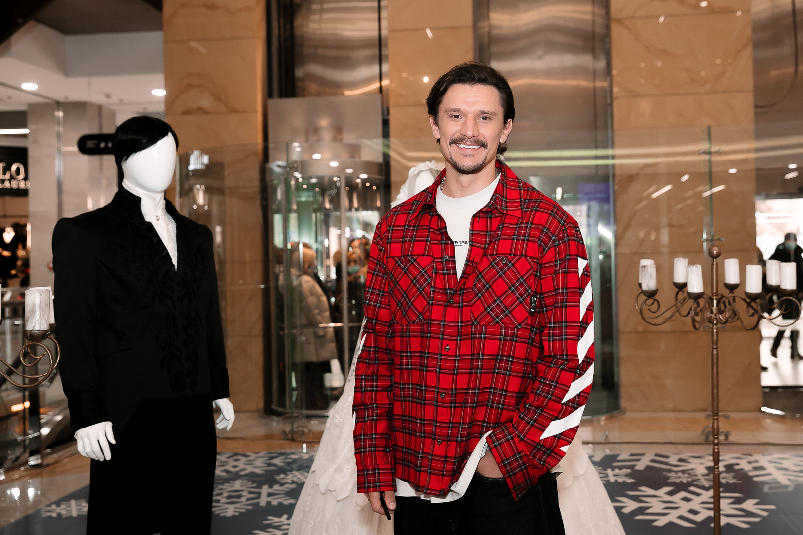 Произошла презентация картин и автограф-сессия акторов сериала “Кофе с Кардамоном” image-0