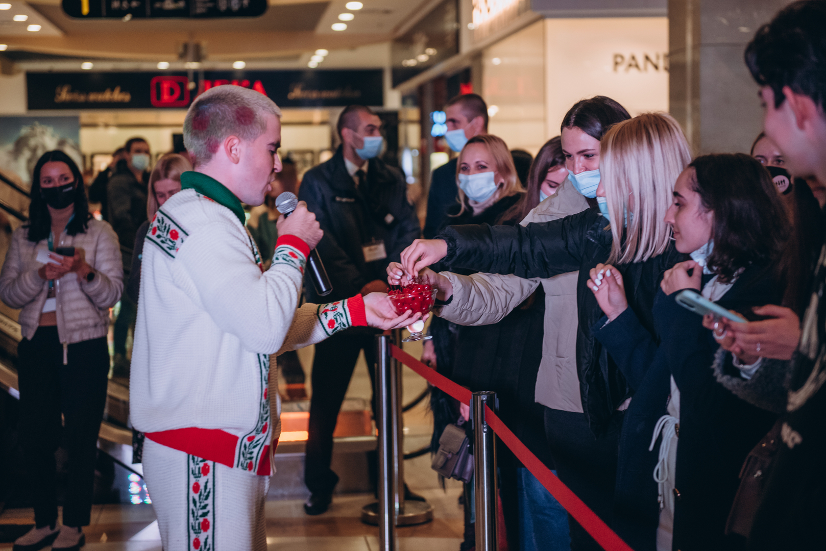 Автограф сессия с WELLBOY в Gulliver! image-1