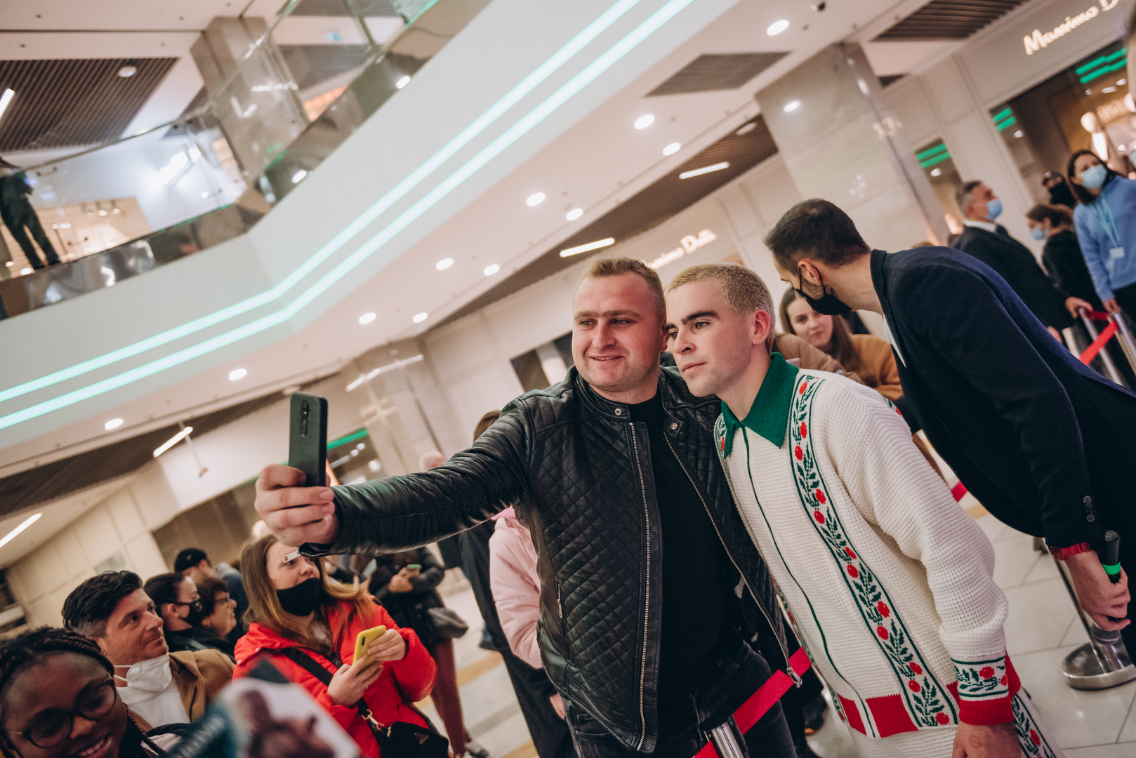 Автограф сессия с WELLBOY в Gulliver! image-16