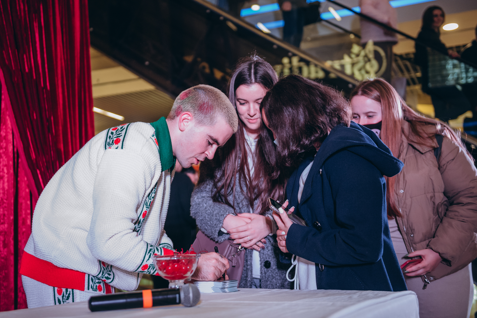 Автограф сессия с WELLBOY в Gulliver! image-19