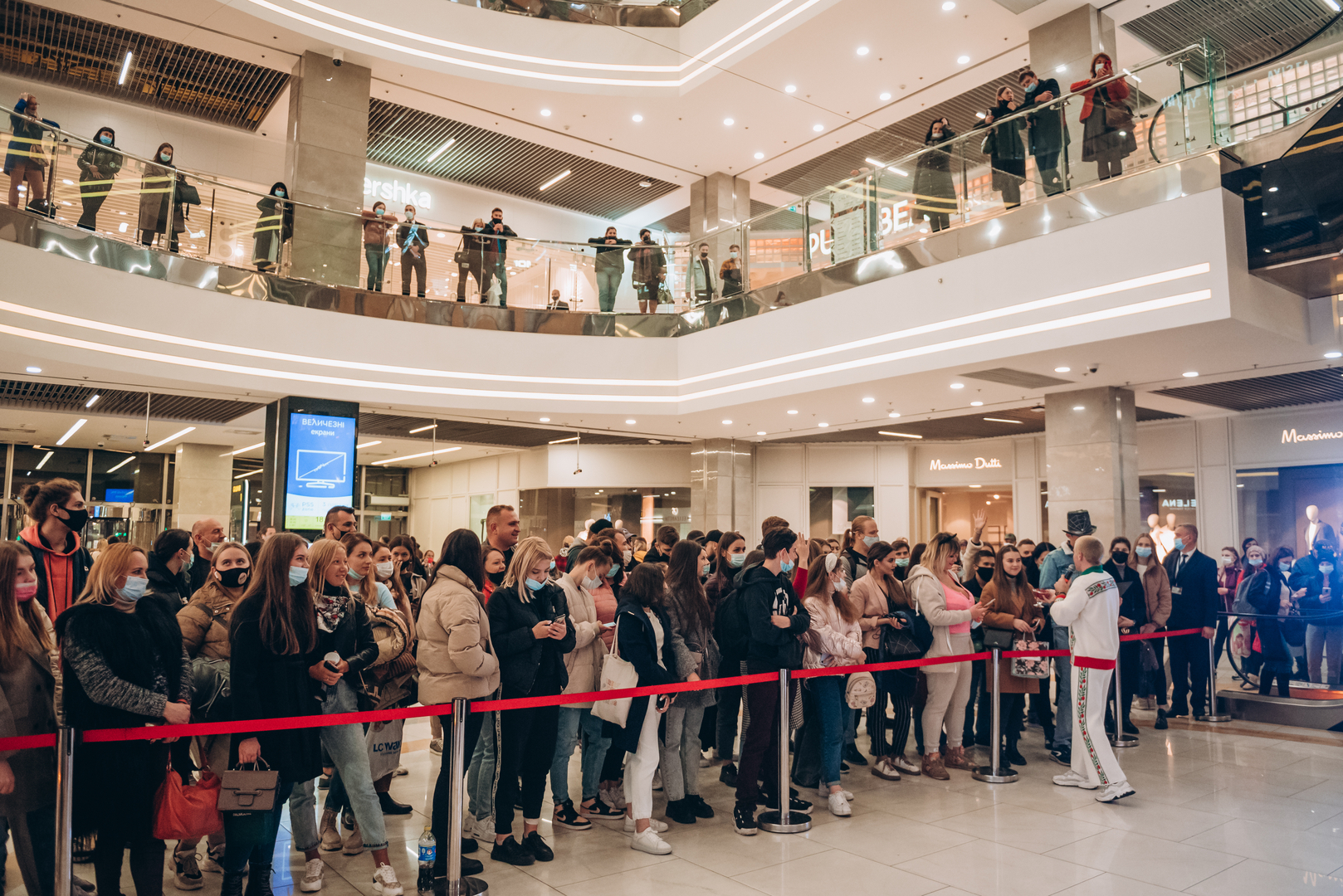 Автограф сессия с WELLBOY в Gulliver! image-24