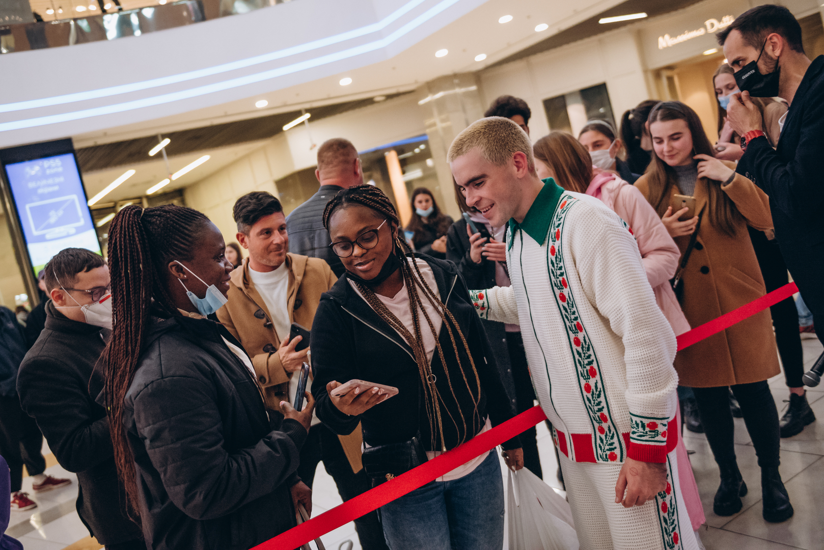 Автограф сессия с WELLBOY в Gulliver! image-28