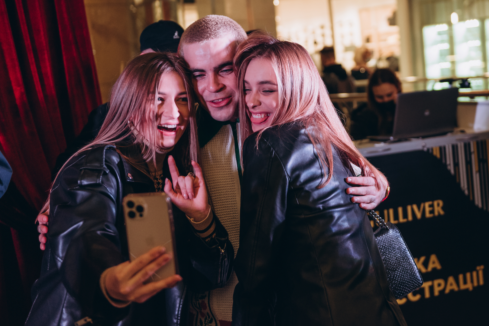 Автограф сессия с WELLBOY в Gulliver! image-31