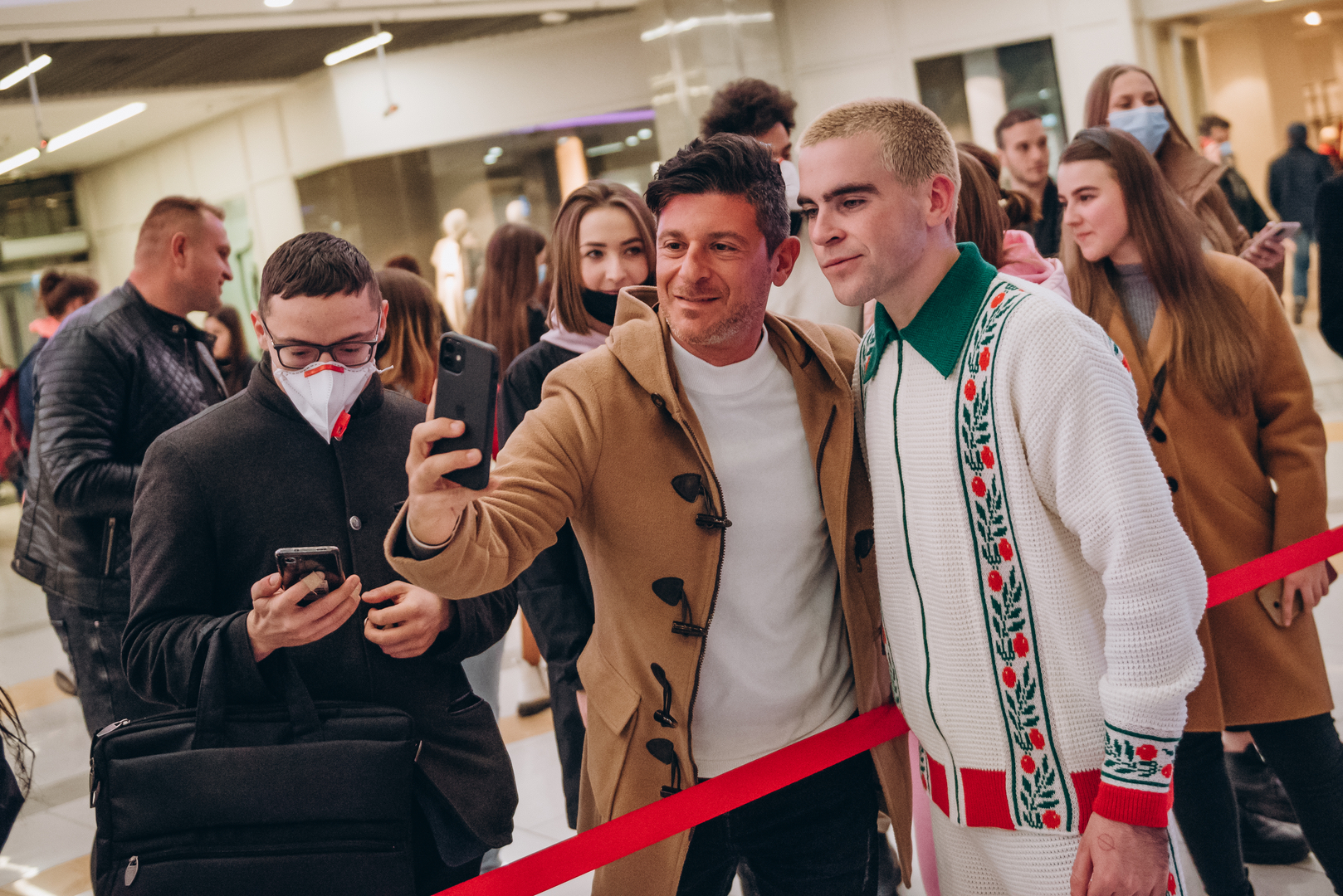 Автограф сессия с WELLBOY в Gulliver! image-36