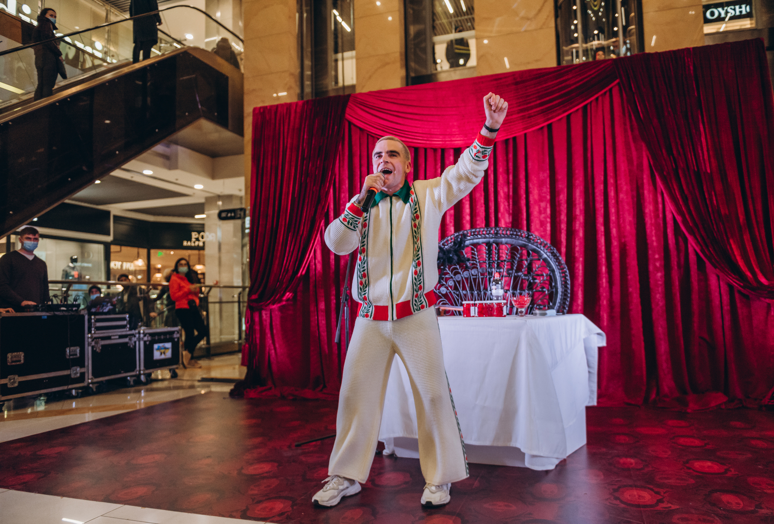 Автограф сессия с WELLBOY в Gulliver! image-37