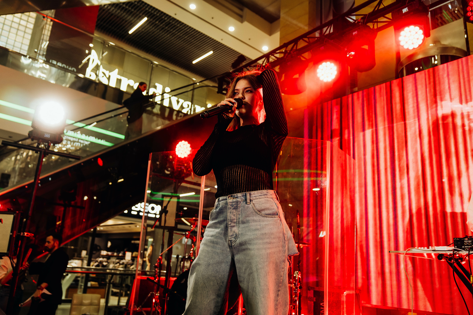 Зірковий весняний концерт  image-137