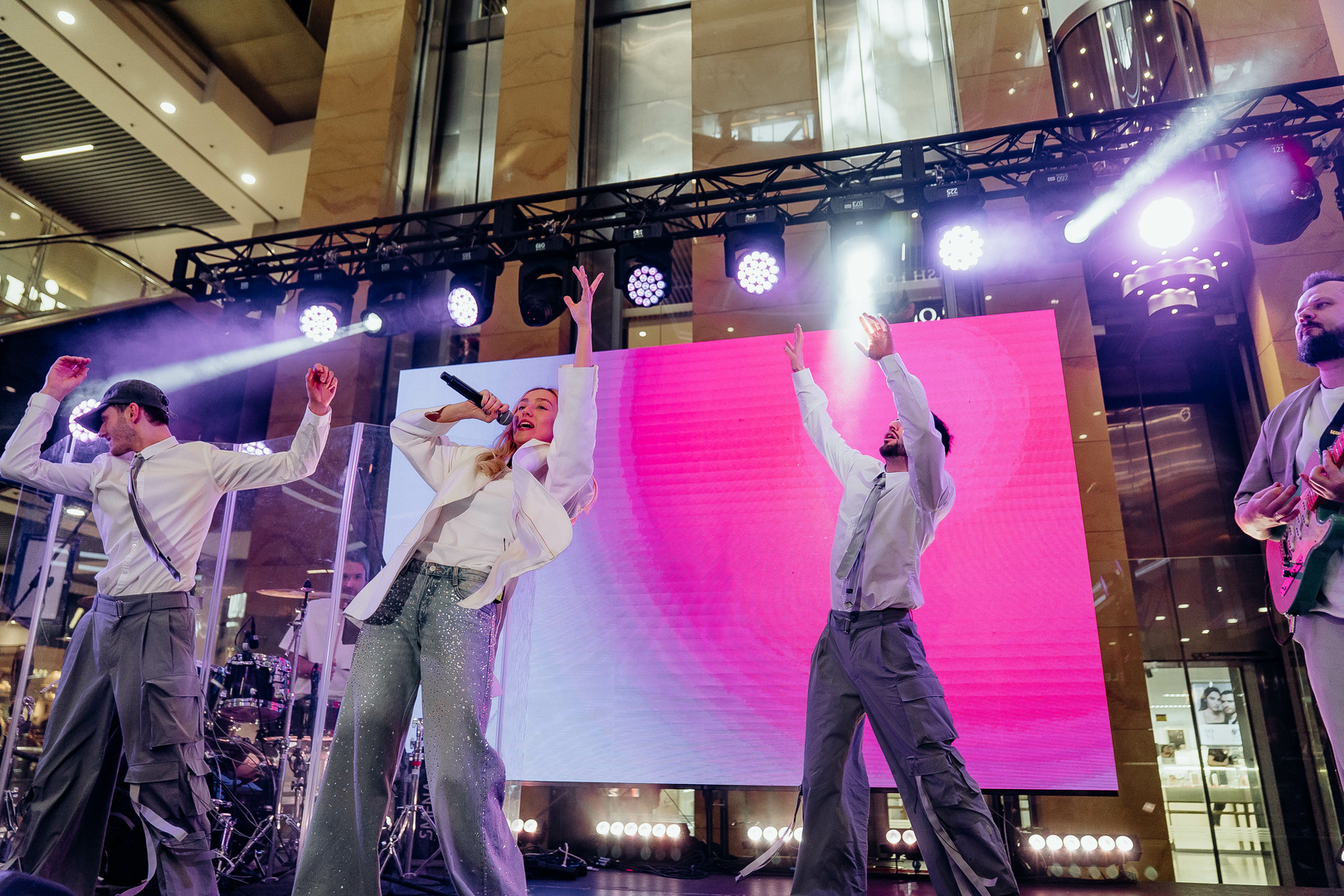 Зірковий весняний концерт  image-317