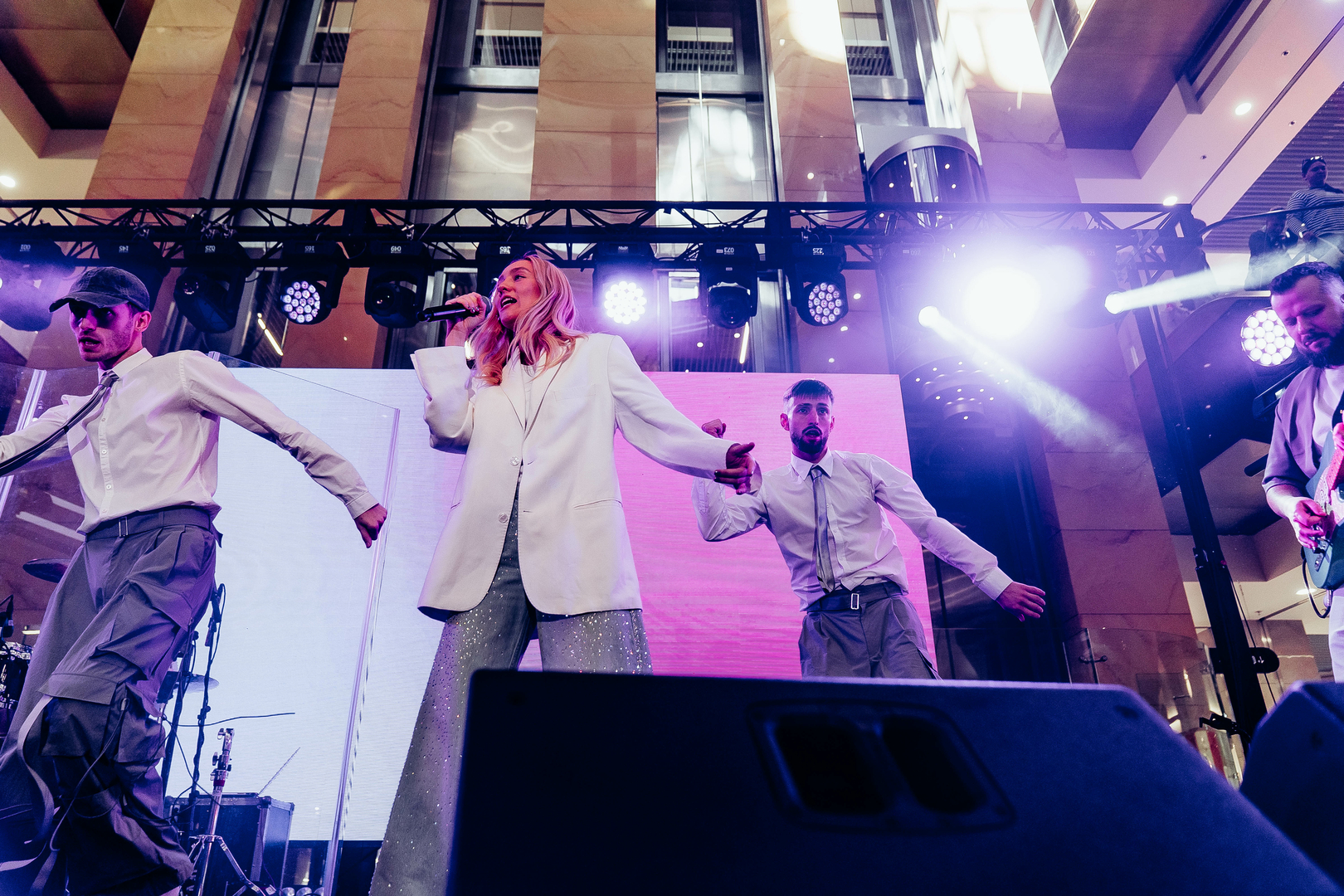 Зірковий весняний концерт  image-338