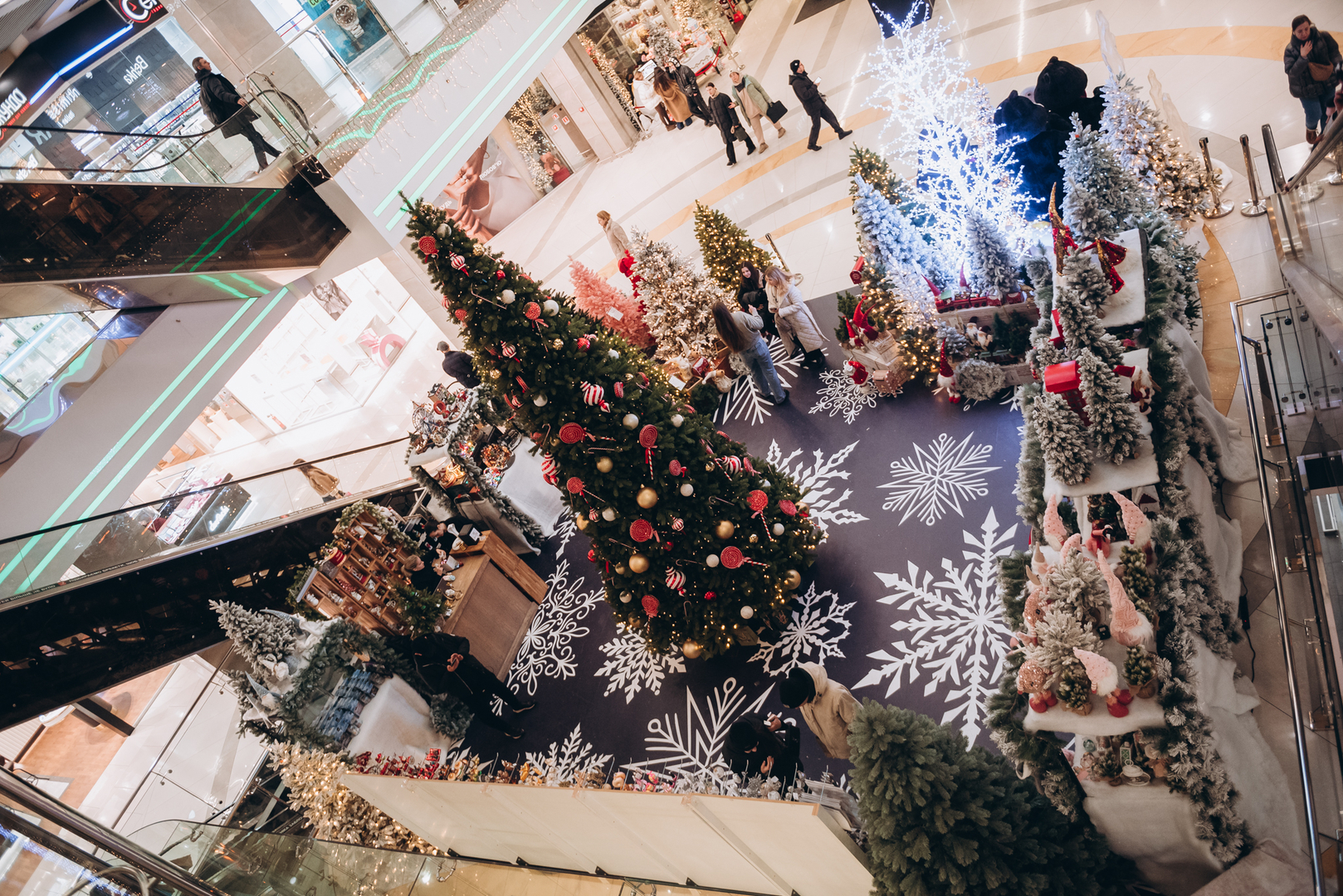 New Year&#039;s decor 2024 in the Gulliver shopping center image-90