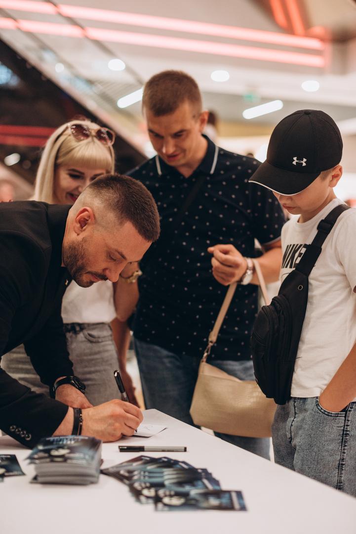 Творча зустріч та автограф-сесію Андрія Кравченка image-55