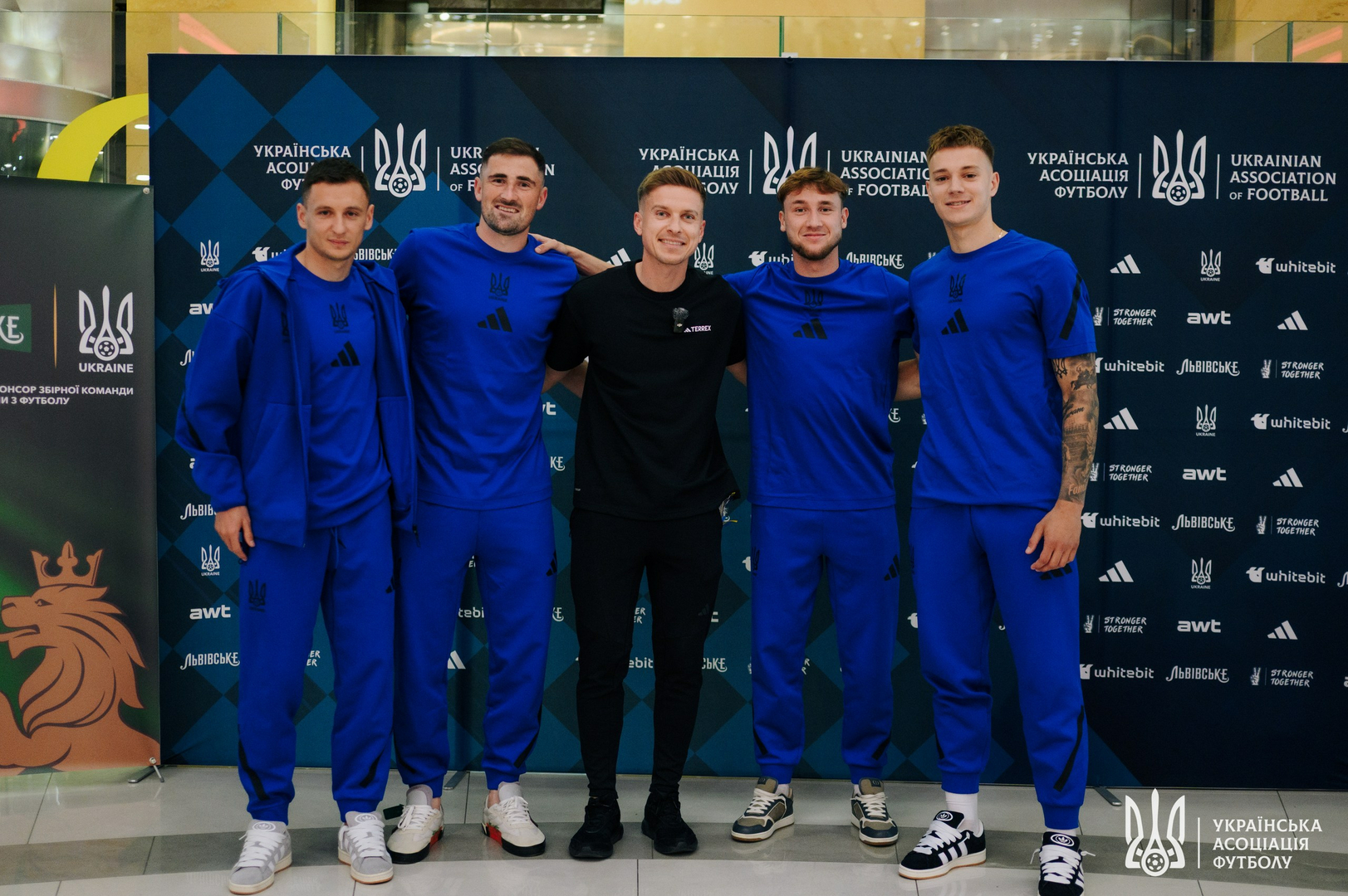 Фото зі зустріч уболівальників із гравцями національної збірної України image-0