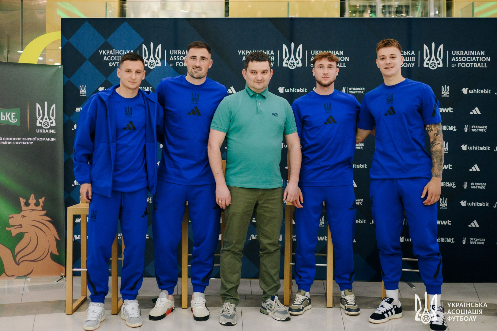 Фото зі зустріч уболівальників із гравцями національної збірної України image-1