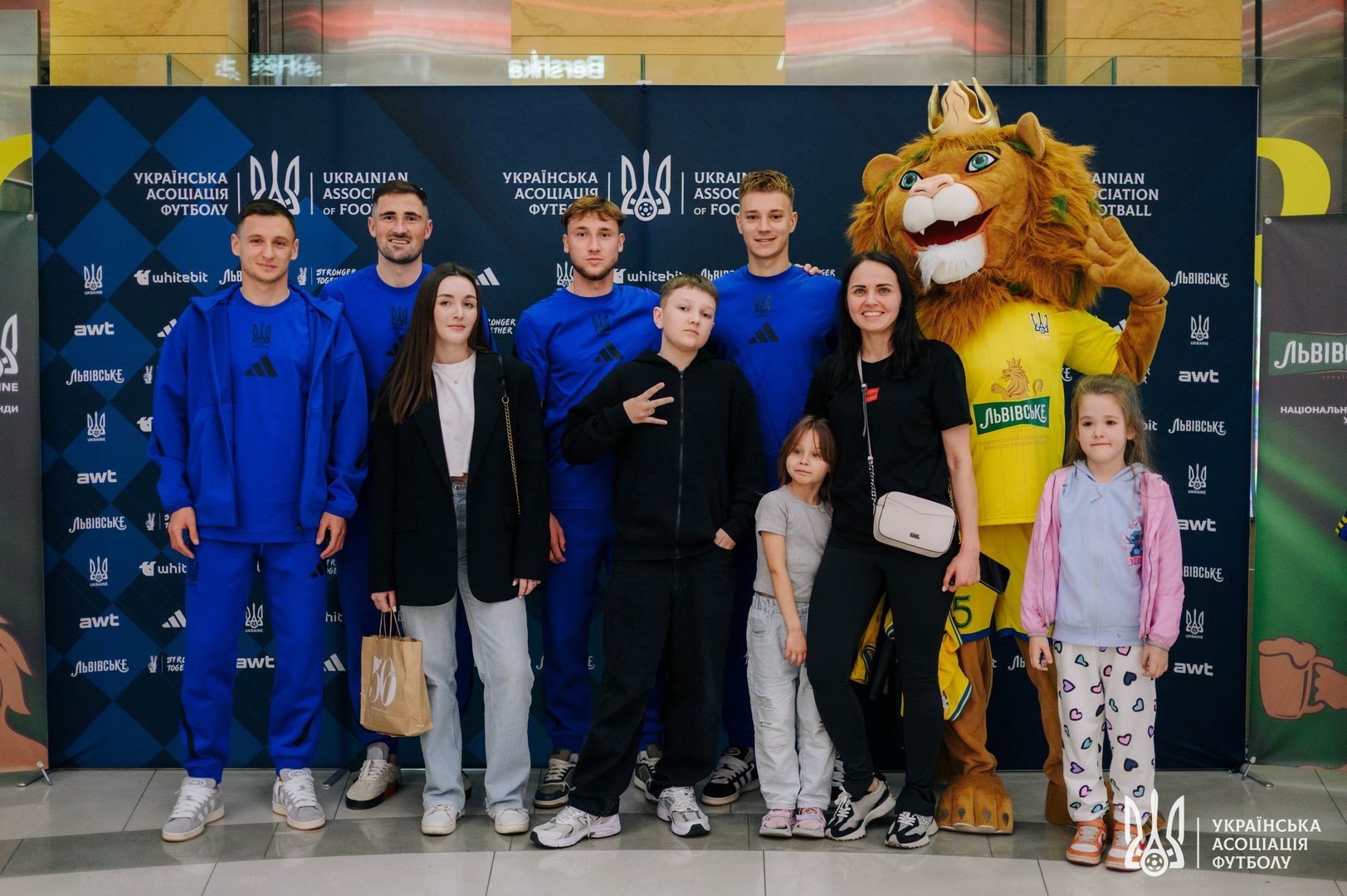 Фото зі зустріч уболівальників із гравцями національної збірної України image-4