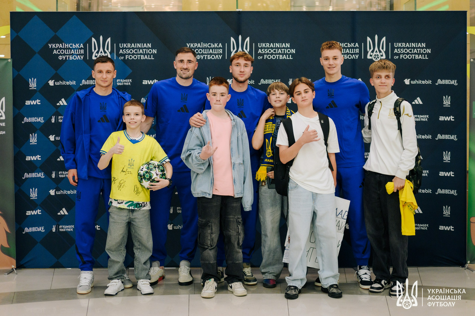 Фото зі зустріч уболівальників із гравцями національної збірної України image-6