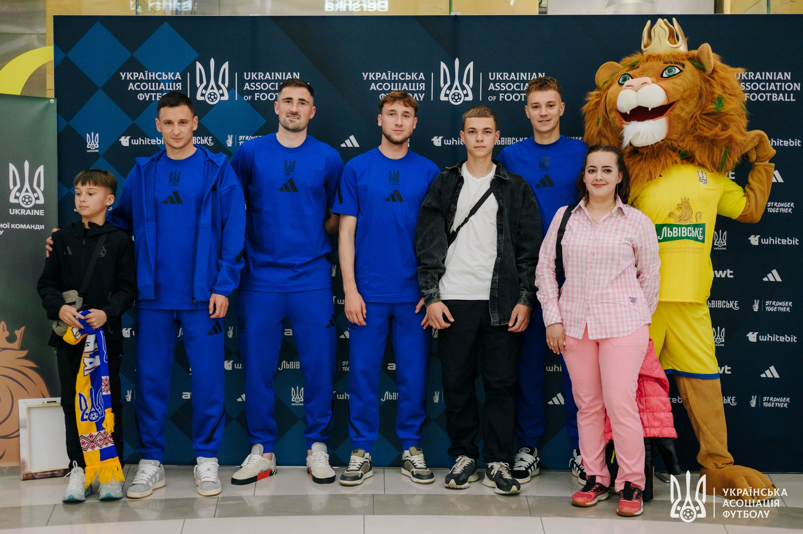 Фото зі зустріч уболівальників із гравцями національної збірної України image-9