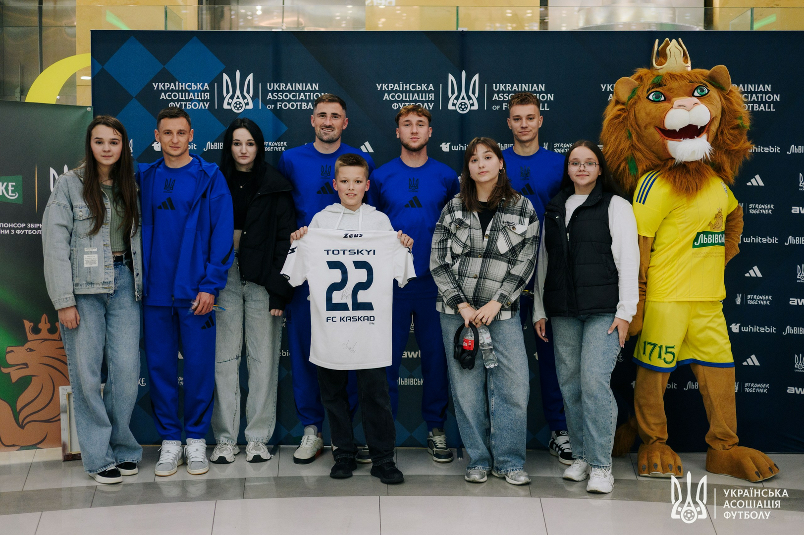 Фото зі зустріч уболівальників із гравцями національної збірної України image-13