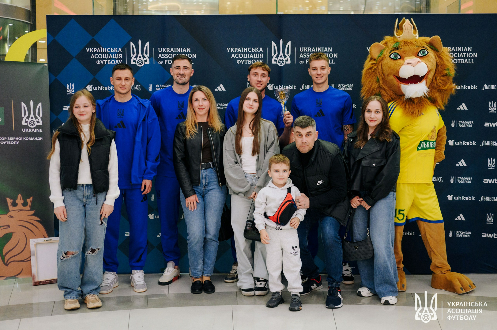 Фото зі зустріч уболівальників із гравцями національної збірної України image-14