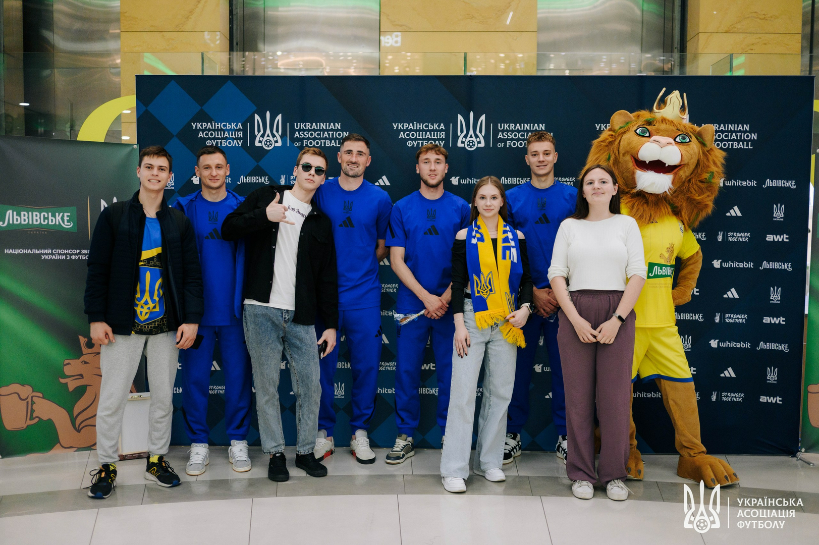 Фото зі зустріч уболівальників із гравцями національної збірної України image-15