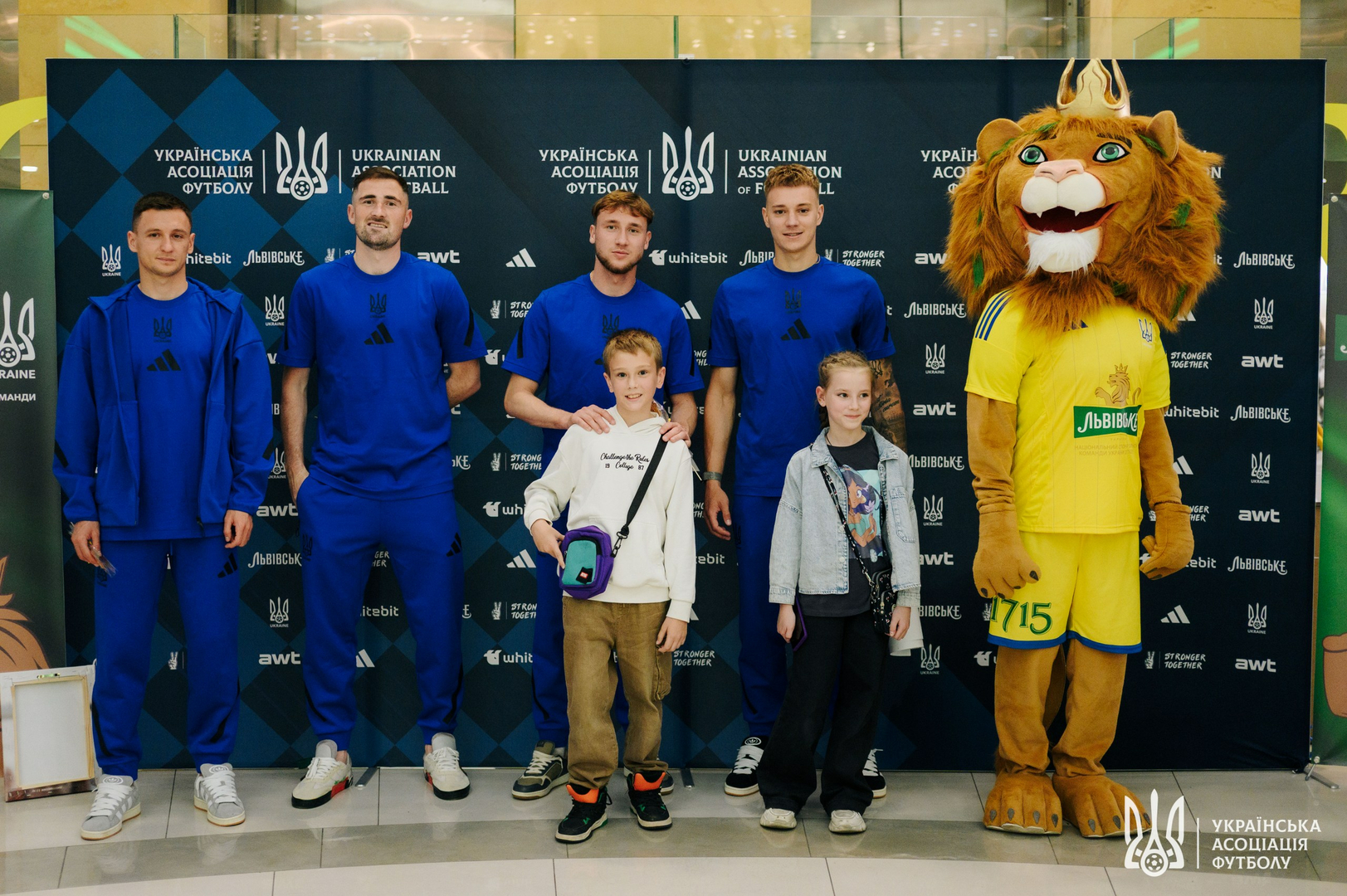 Фото зі зустріч уболівальників із гравцями національної збірної України image-18