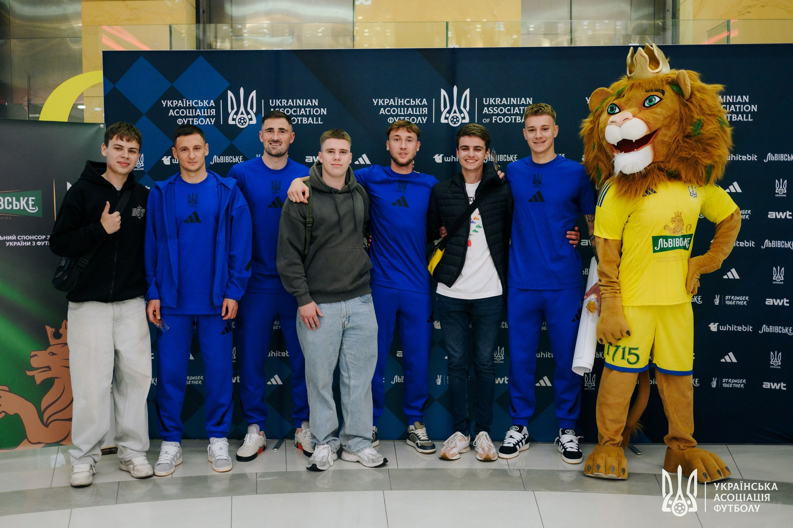 Фото зі зустріч уболівальників із гравцями національної збірної України image-17