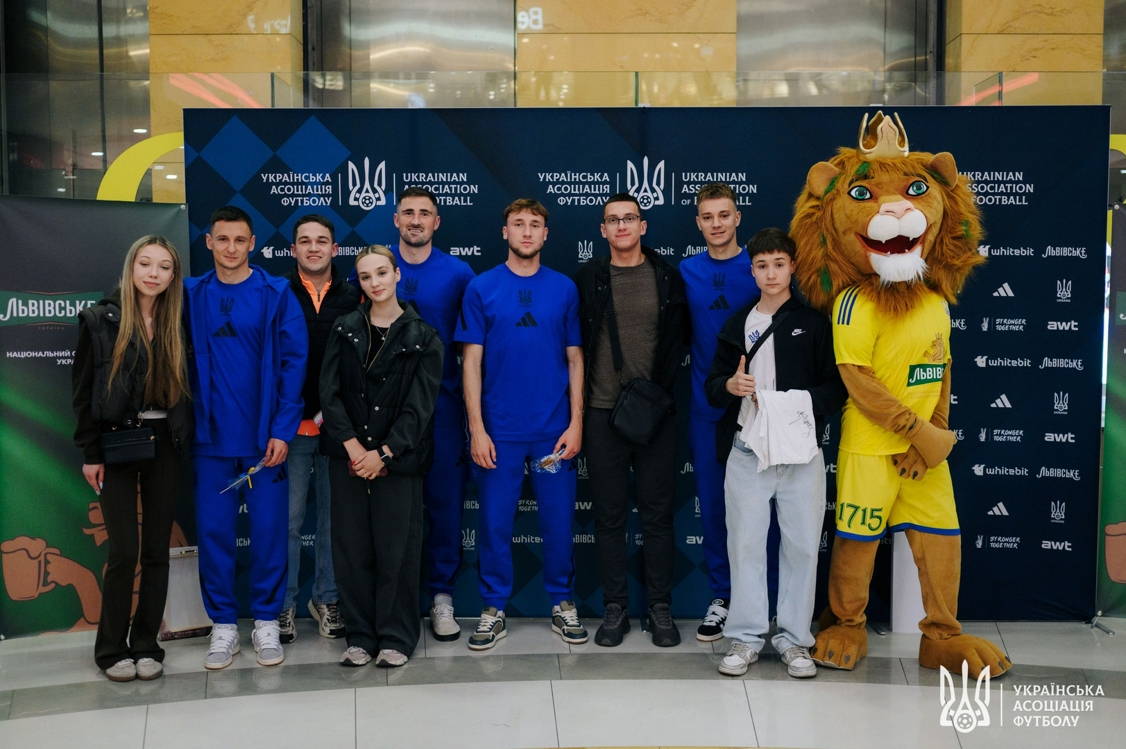 Фото зі зустріч уболівальників із гравцями національної збірної України image-22