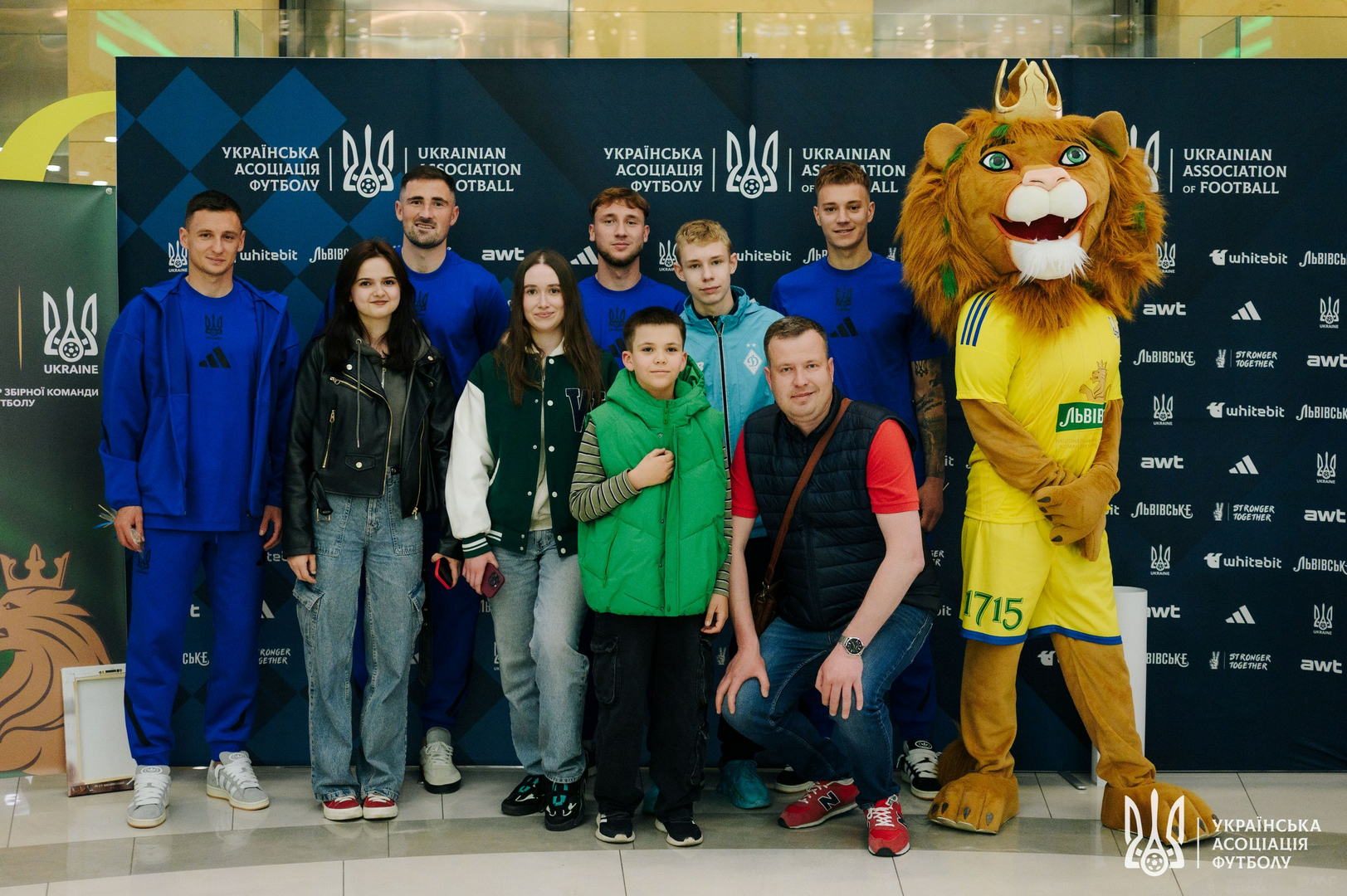 Фото зі зустріч уболівальників із гравцями національної збірної України image-28