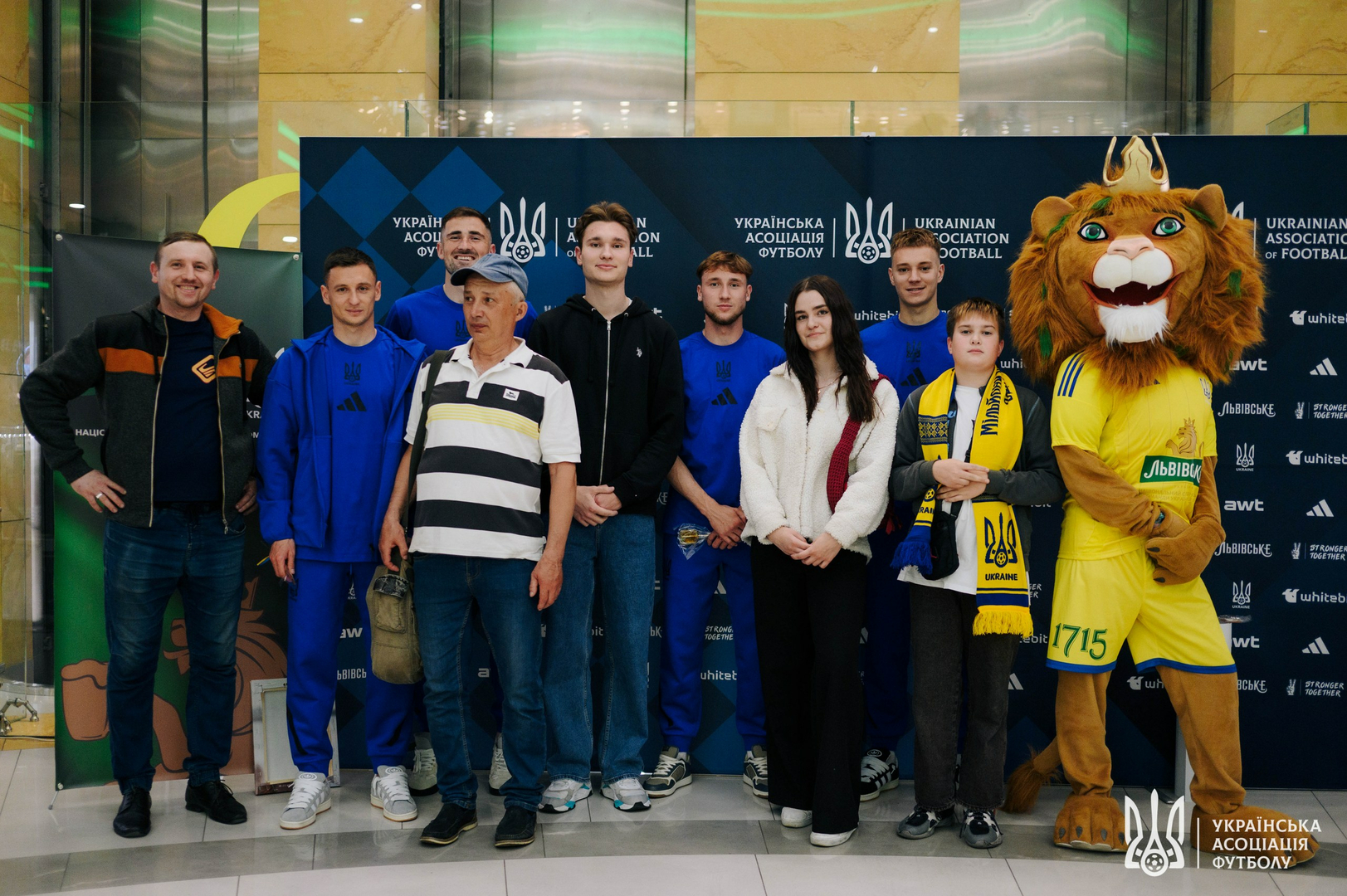 Фото зі зустріч уболівальників із гравцями національної збірної України image-31