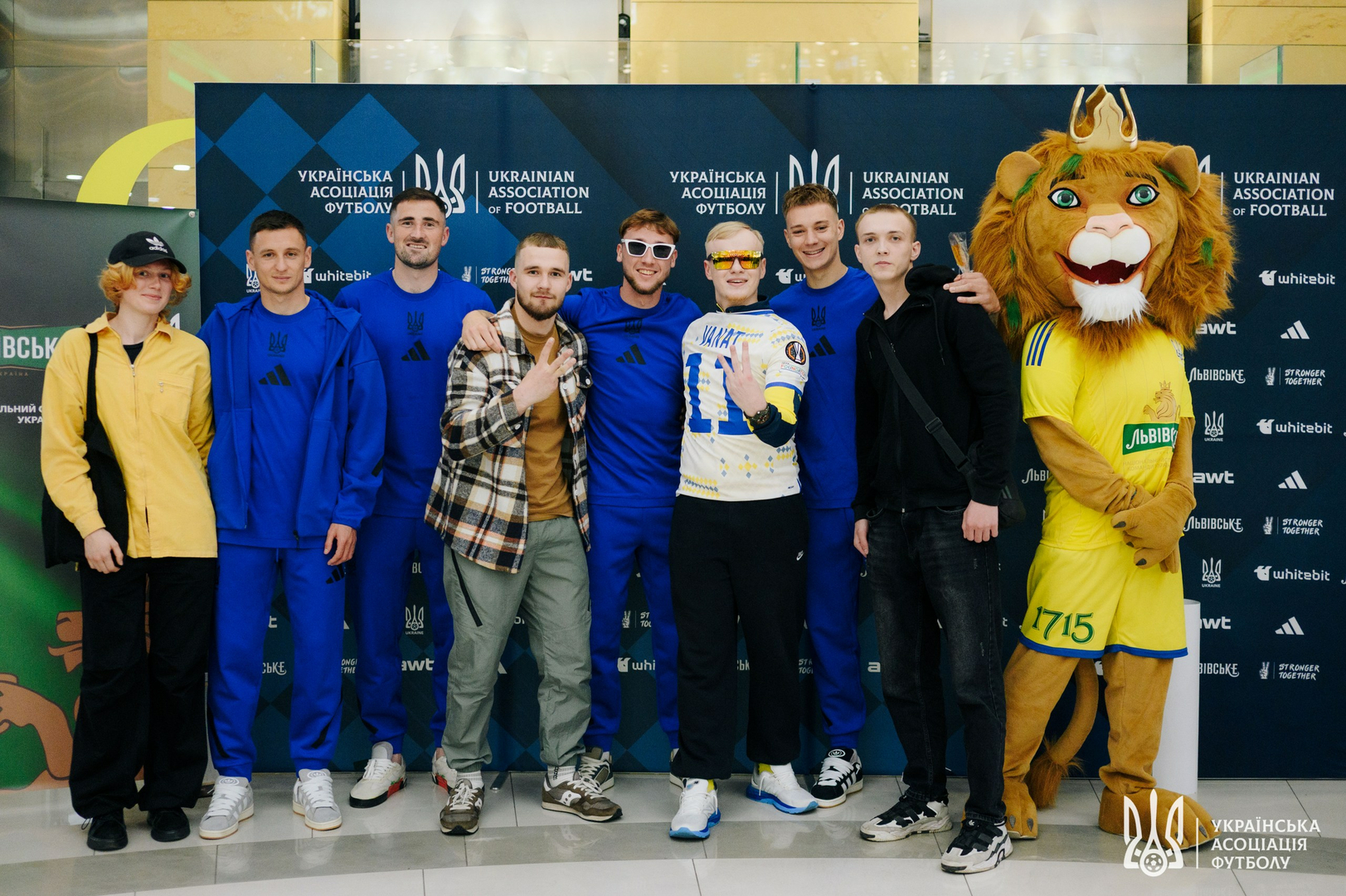 Фото зі зустріч уболівальників із гравцями національної збірної України image-30