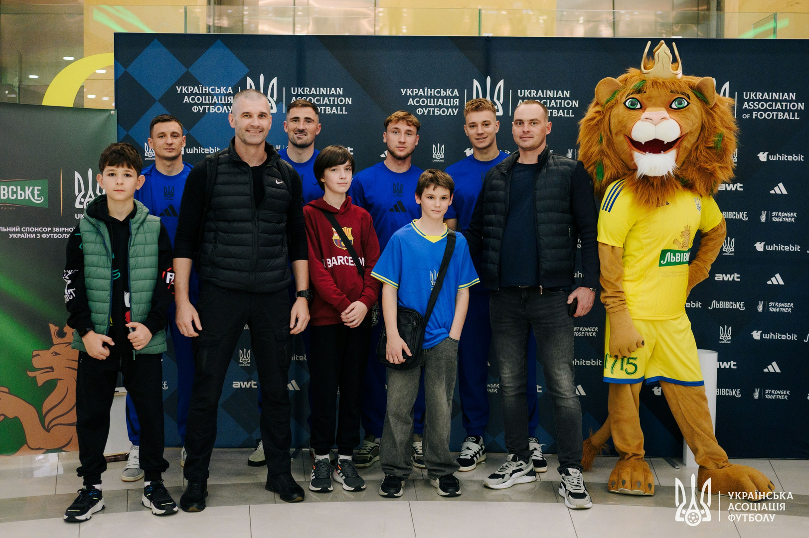 Фото зі зустріч уболівальників із гравцями національної збірної України image-32