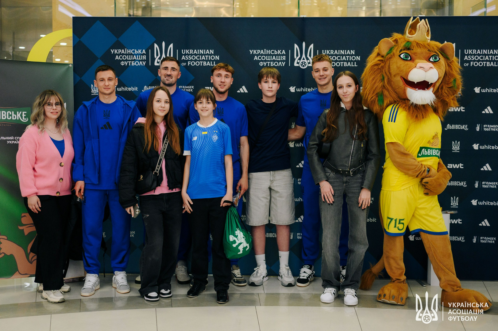 Фото зі зустріч уболівальників із гравцями національної збірної України image-33