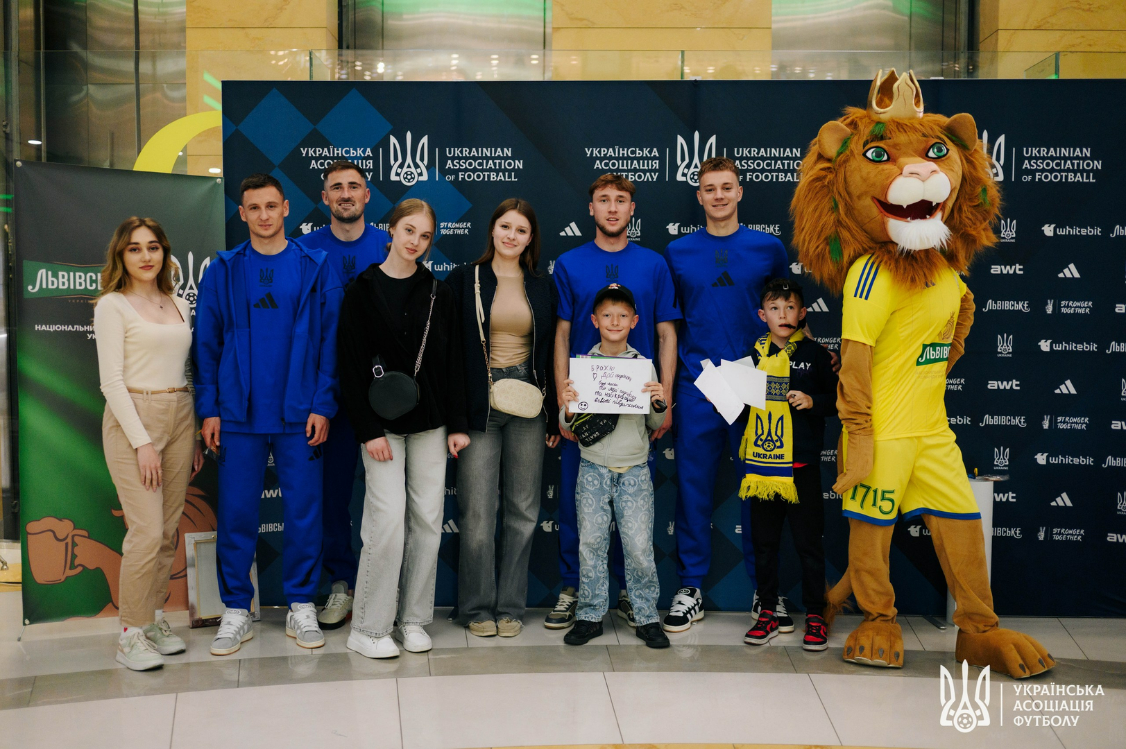 Фото зі зустріч уболівальників із гравцями національної збірної України image-34