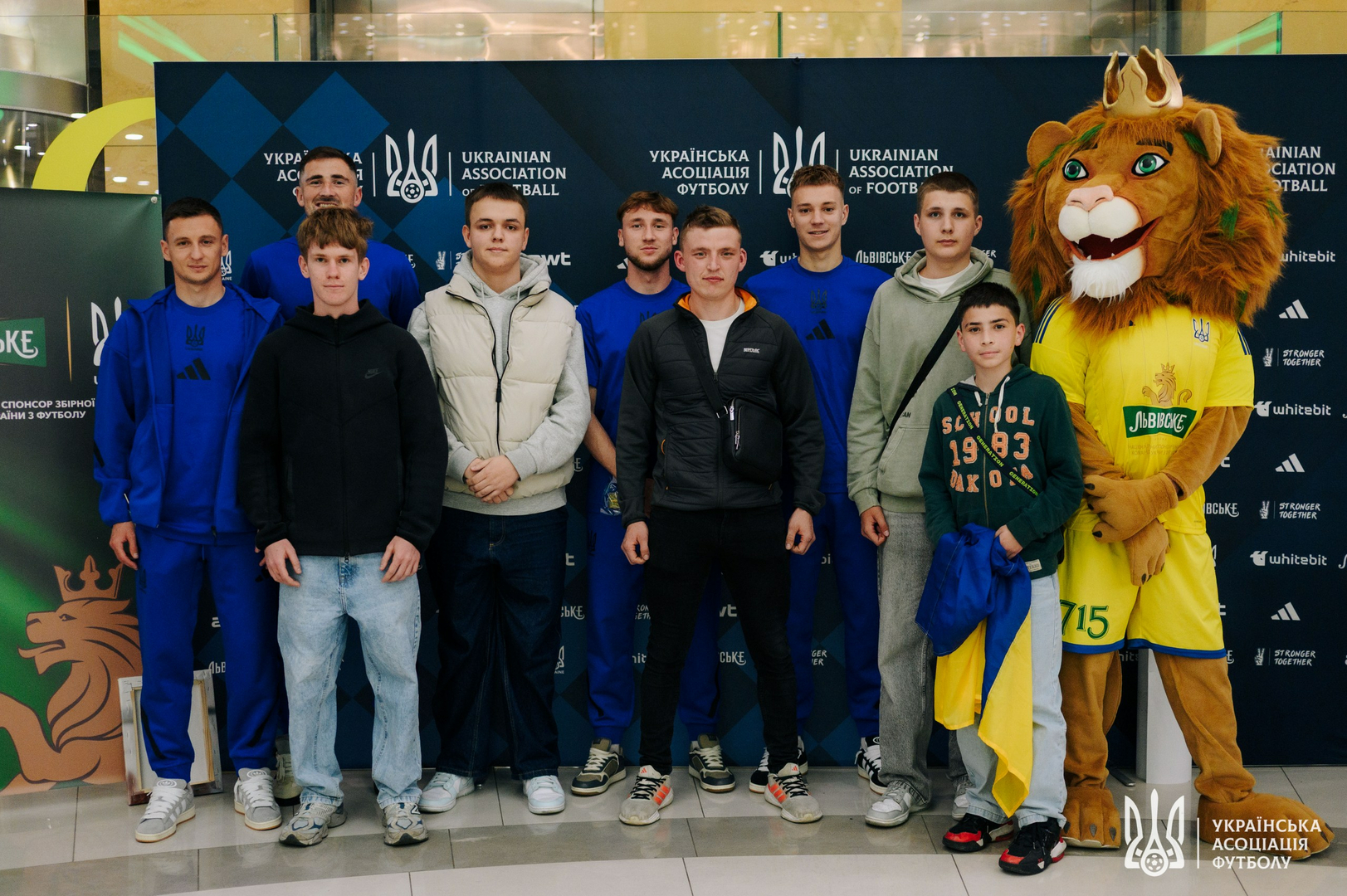 Фото зі зустріч уболівальників із гравцями національної збірної України image-36