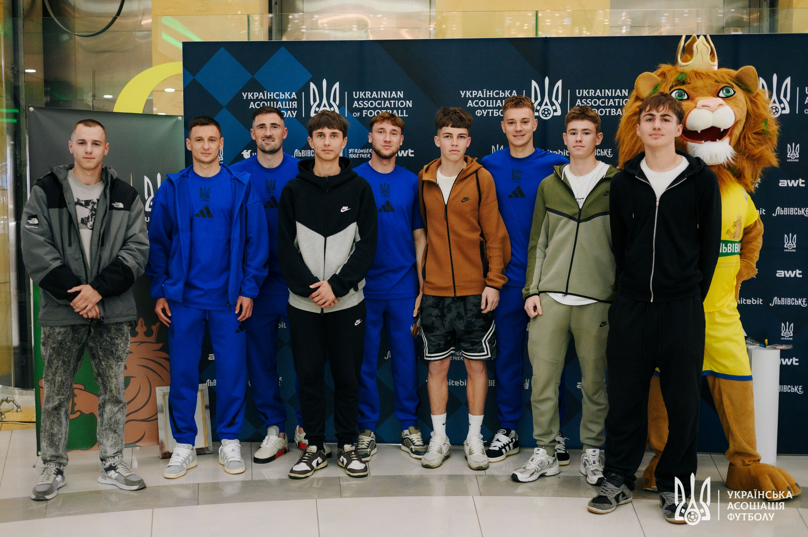 Фото зі зустріч уболівальників із гравцями національної збірної України image-37