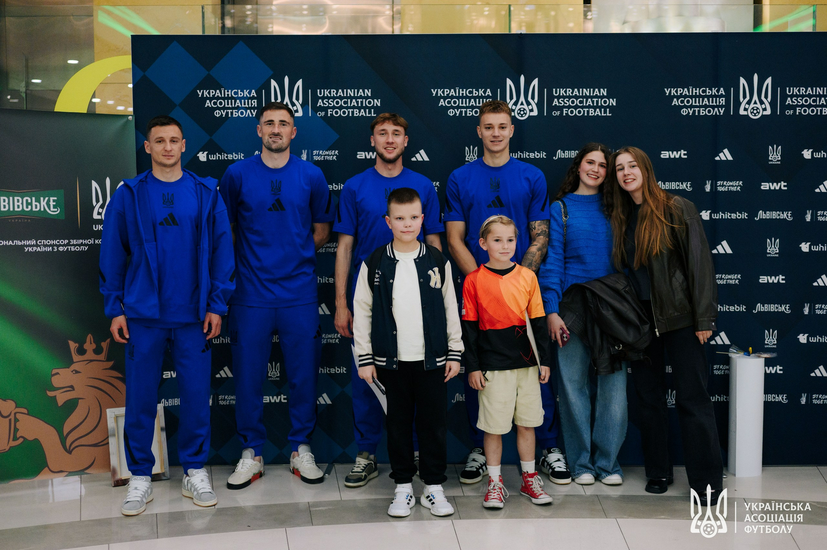 Фото зі зустріч уболівальників із гравцями національної збірної України image-38