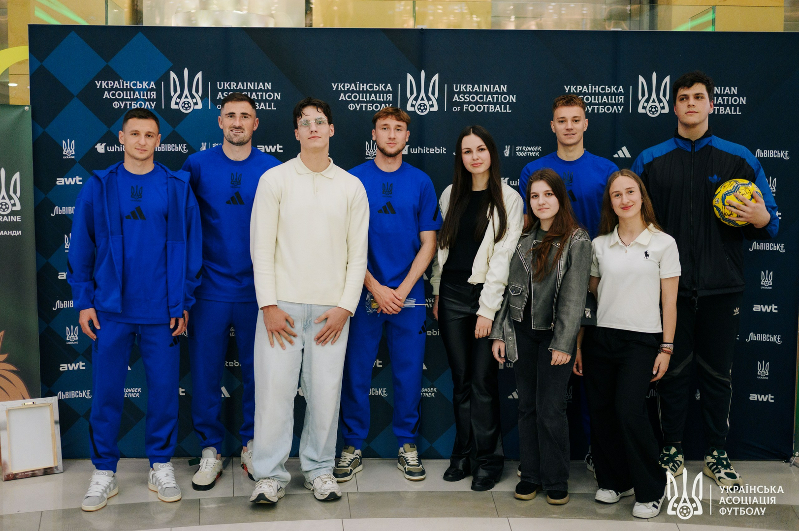 Фото зі зустріч уболівальників із гравцями національної збірної України image-39