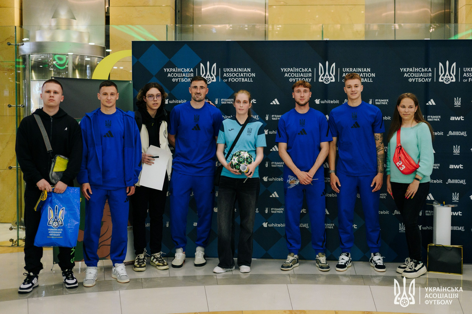 Фото зі зустріч уболівальників із гравцями національної збірної України image-41